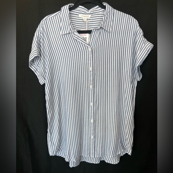beachlunchlounge Tops - SOLD🆕 💙 NWT BEACHLUNCHLOUNGE “Spencer” Blue & White Striped High-Low Shirt |